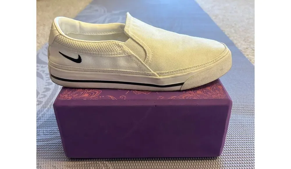 Nike White Slip-On Sneakers Women’s Size 7 Casual Canvas Shoes Black Swoosh